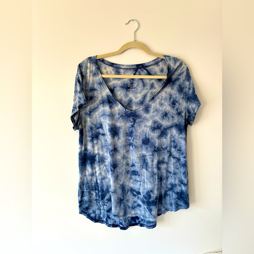 American Eagle Soft & Sexy Tie-Dye V-Neck Tee – Size M